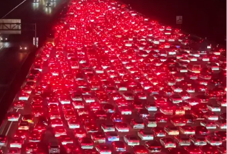 太震撼了，中国最大收费站现惊人一幕