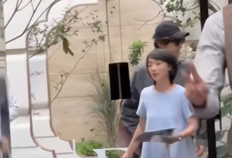 胡歌上海买房被偶遇 头顶秃了一大片 老婆陪同 长相普通