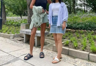 54岁瞿颖北京公园被偶遇，又黑又瘦很年轻，不一定白才好看！