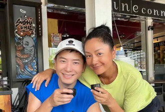 54岁瞿颖北京公园被偶遇，又黑又瘦很年轻，不一定白才好看！