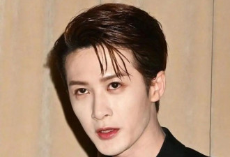男星们时装周看秀，生图、精修图差距大，粉丝狂吹待遇挽尊！