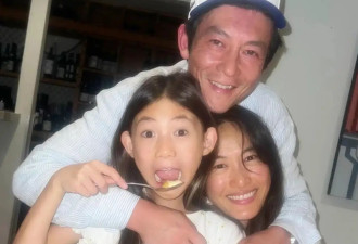 陈冠希45岁生日晒全家福 双手揽着妻子和女儿很幸福