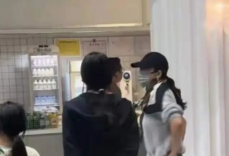 章子怡带女儿现身阿那亚，双手叉腰尽显豪迈...