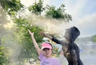 章子怡带女儿现身阿那亚，双手叉腰尽显豪迈...