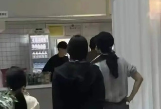 章子怡带女儿现身阿那亚，双手叉腰尽显豪迈...