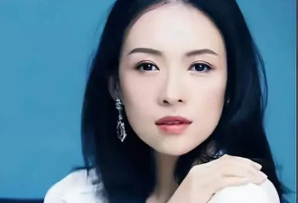 章子怡带女儿现身阿那亚，双手叉腰尽显豪迈...