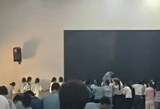 一场明码标价的跪拜秀