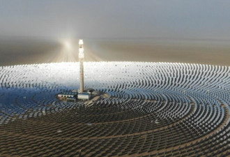 中国建成全球最大太阳能发电站 西部沙漠超级工程