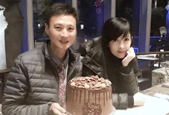 周慧敏和老公出席晚宴，60岁倪震秃头苍老，变成沧桑油腻大叔