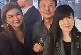 周慧敏和老公出席晚宴，60岁倪震秃头苍老，变成沧桑油腻大叔