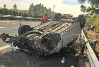 “我撒谎天打雷劈！”男子突然强行变道致四轮朝天翻车