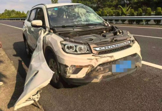 “我撒谎天打雷劈！”男子突然强行变道致四轮朝天翻车