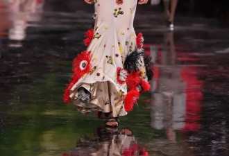  Chanel 烟花裙摆炸裂全网！是延续还是改写？ 