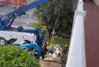 美600磅男子被起重机吊出公寓，社死却也无奈