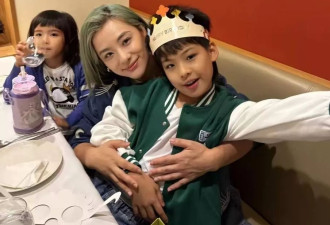 刘璇为儿子庆10岁生日，赳赳完美复刻爸妈高颜值