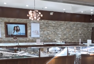 安省商场珠宝店再遭洗劫！展示柜被砸烂 多名嫌疑人作案后逃逸