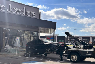 旺市珠宝店连遭两次抢劫未遂！嫌犯倒车撞店、持锤冲门