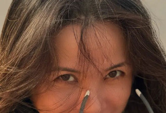 靳东老婆庆祝48岁生日，晒素颜近照超自信，白发皱纹明显美的真实