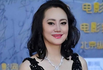 她抛弃重病丈夫 55岁嫁小8岁老外 如今怎样了