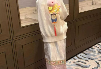方媛挺巨肚和家人过中秋，并提前为郭富城庆生