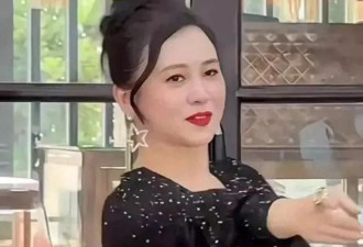 翁虹在景区跳舞身材尽显丰满，被吐槽撞脸李湘