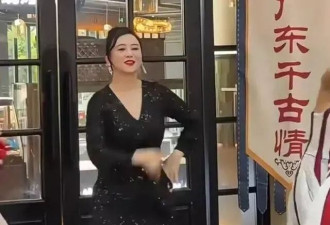 翁虹在景区跳舞身材尽显丰满，被吐槽撞脸李湘