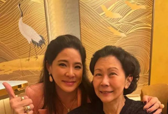 李嘉诚红颜知己周凯旋露面！一头短发很飒爽
