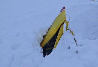 千人被困珠峰暴雪背后:疯狂徒步与失控的"内啡肽"