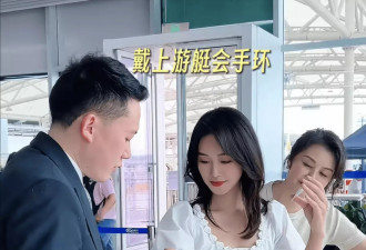 35岁蓝盈莹和妈妈同框似闺蜜，60岁妈妈年轻漂亮