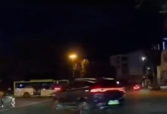 惊！四川男子驾车暴冲撞飞路人
