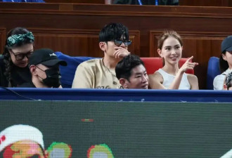 吴磊、甄子丹和费德勒打球，周杰伦、王一博都现身的网球赛有多热门