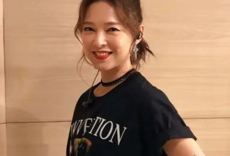恭喜！香港知名女星离婚后迎新恋情，主动挽上秃头男举止亲密
