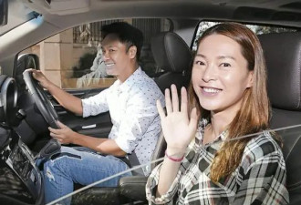恭喜！香港知名女星离婚后迎新恋情，主动挽上秃头男举止亲密