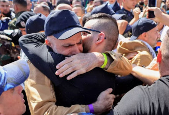 以色列释放近2000名巴勒斯坦人,大批民众夹道欢迎