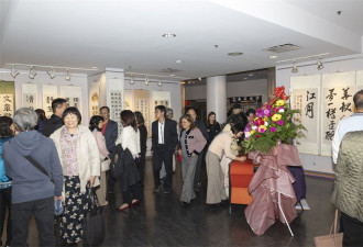 报道《杜振华、何卓辉、陈佩瑛三人书法联展开幕式圆满成功！》