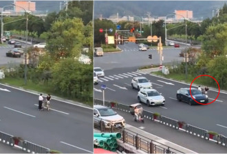 中国大妈94狂！马路中间“自家客厅”聊开了
