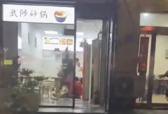 男子持利器多次扎向女子，路人劝阻后还试图伤害路人