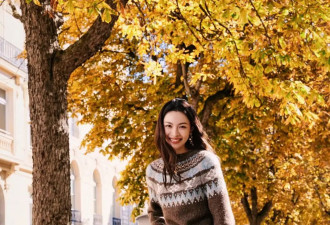 毛衣+衬衫、夹克+裙子，今年秋天最流行的4组搭配，时髦又减龄！