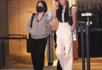 小S和女儿看电影，眼窝凹陷眼睛肿胀，和女儿互动已活成另一个S妈