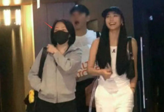 小S和女儿看电影，眼窝凹陷眼睛肿胀，和女儿互动已活成另一个S妈