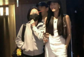 小S和女儿看电影，眼窝凹陷眼睛肿胀，和女儿互动已活成另一个S妈