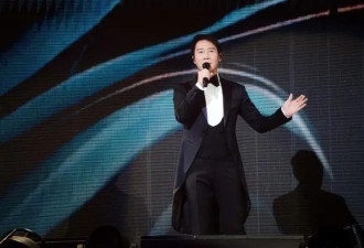 香港知名天王7岁女儿罕现身，其妻子目露凶光