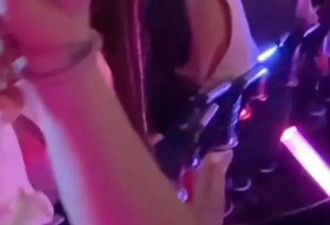 香港知名天王7岁女儿罕现身，其妻子目露凶光