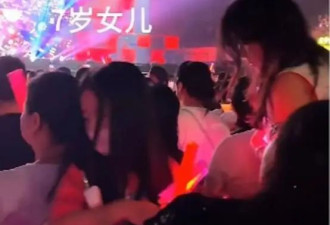 香港知名天王7岁女儿罕现身，其妻子目露凶光