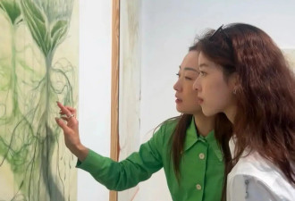 32岁章泽天伦敦看展，穿西服烫羊毛卷显老气，皮肤松弛眼神疲惫