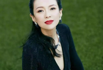 森林北晒养马日常，穿紧身裤勒出三角区挺尴尬