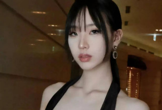 小S母女二人同穿黑色吊带裙，庆祝高中毕业