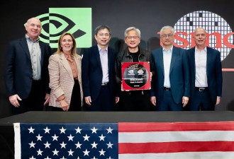 黄仁勋访台积美国厂 宣布首片美制Blackwell晶圆问世