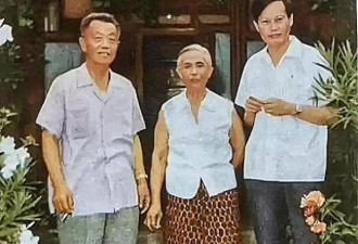 老照片：1971年，杨振宁和岳父岳母在北京