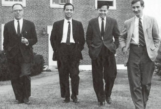 老照片：1971年，杨振宁和岳父岳母在北京